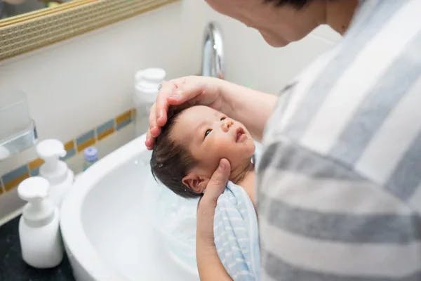 How to bathe newborn